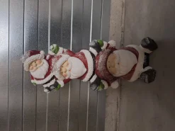 Beelden|ohgreen 3 kerstmannen op elkaar met lichtjes