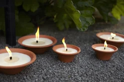 Kaarsen|ohgreen Tuinkaars Royal flame in terracotta schaal 13u - ivoor
